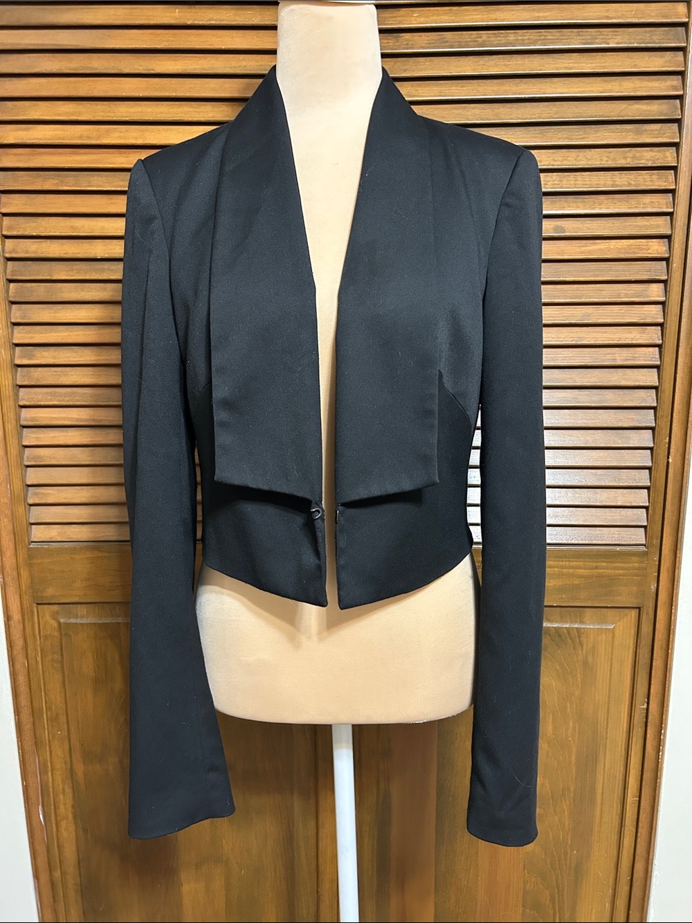 Bebe Sleek Black Cropped Shawl Collar Blazer Business Office Casual Size M